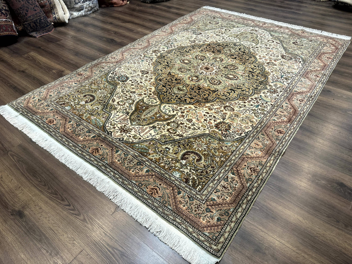 Turkish Sivas Rug 6x9, Floral Medallion, Vintage Handmade Wool Carpet - Nuvé