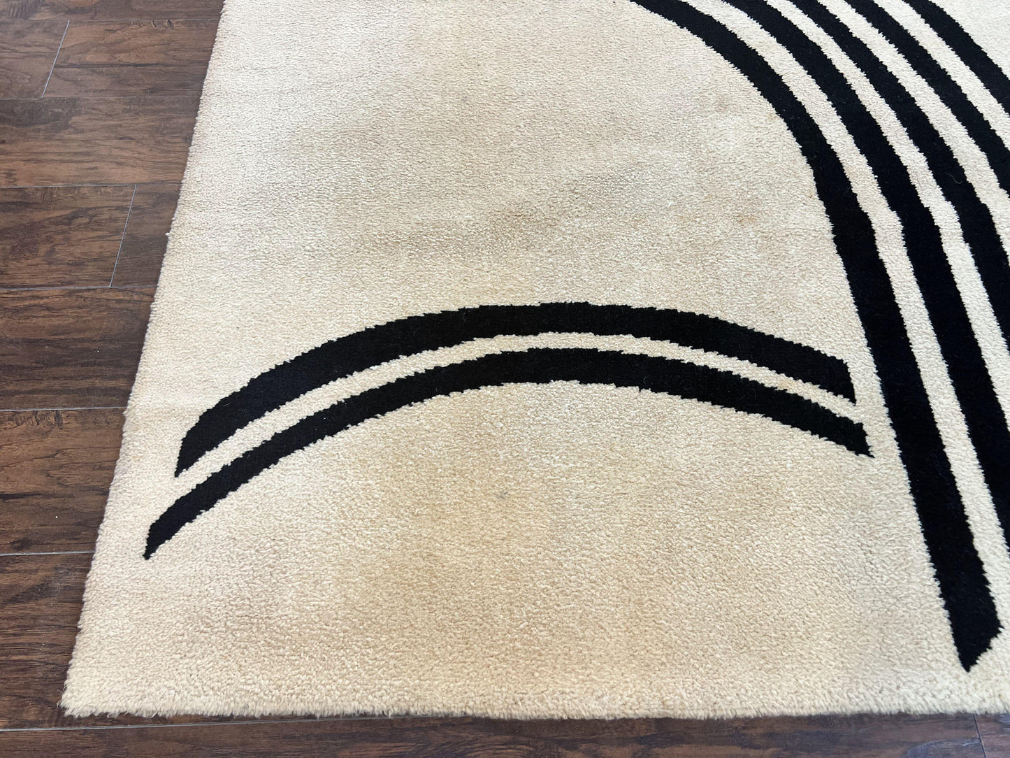 Modern Rug 6x9, Cream and Black, Abstract Pattern - Nuvé