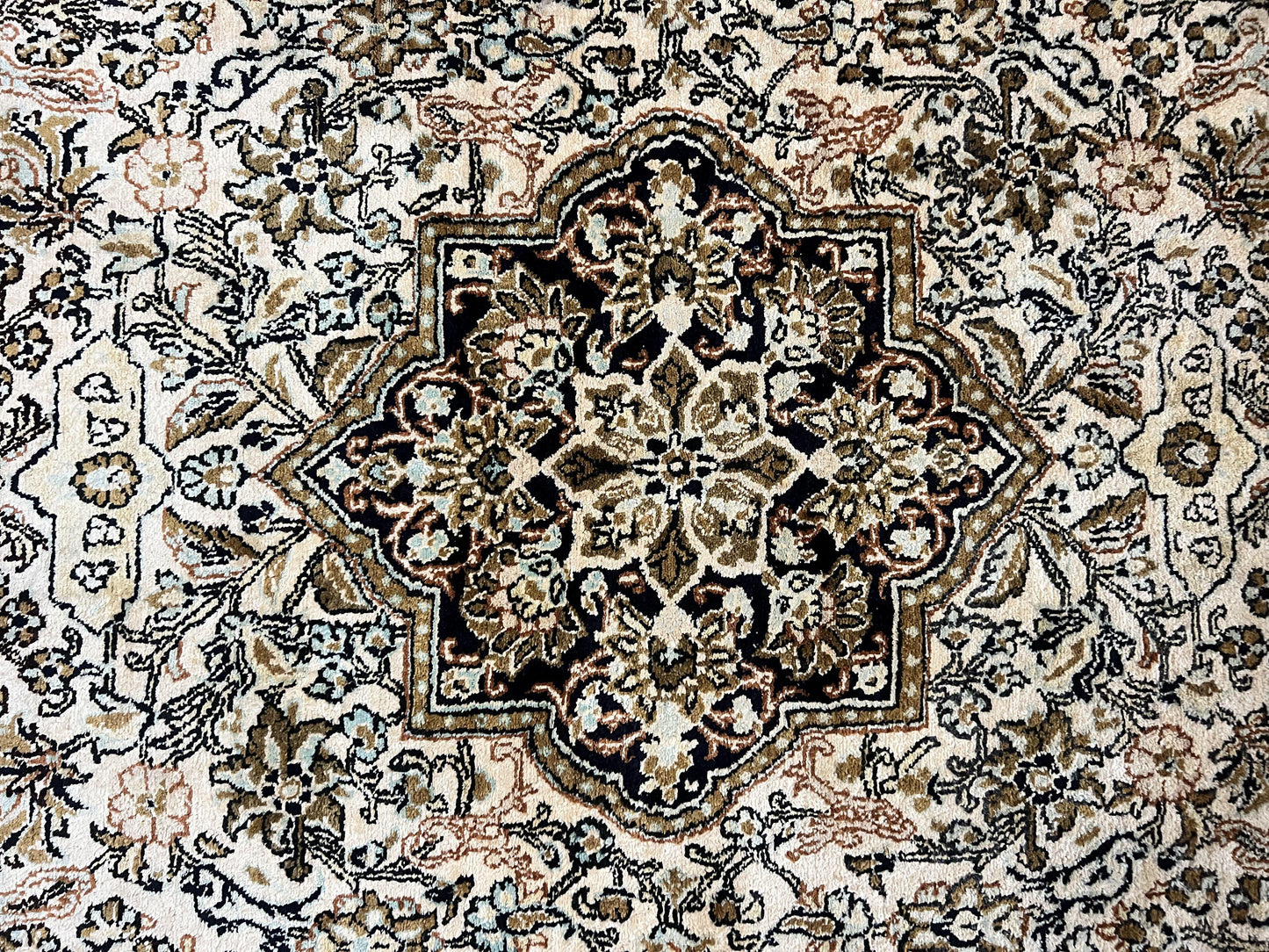 Persian Qum Silk Rug 3.5 x 5.5, Floral Medallion, Very Fine 350 KPSI, Handmade Silk on Silk Rug, Vintage - Nuvé