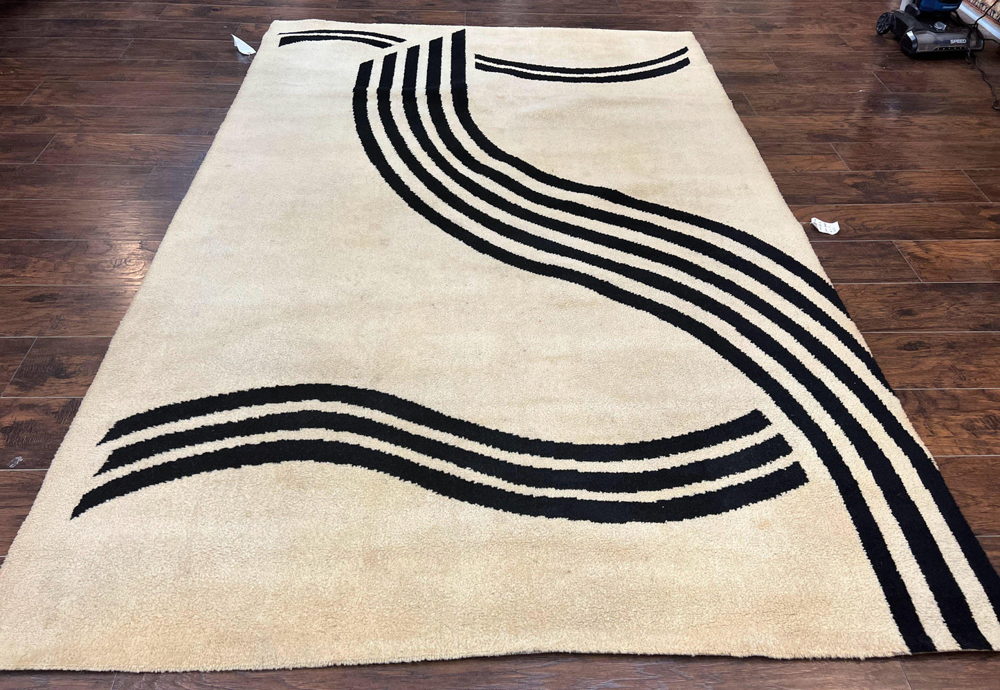 Modern Rug 6x9, Cream and Black, Abstract Pattern - Nuvé