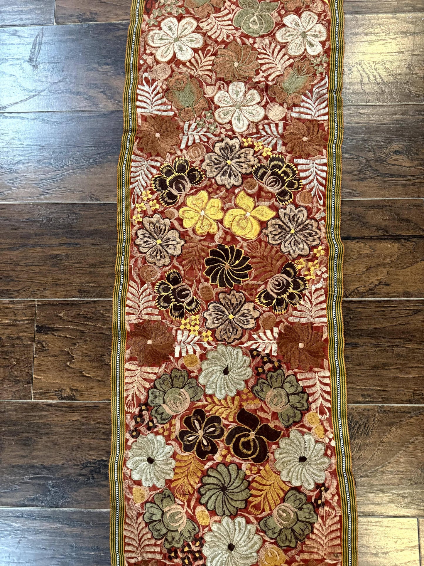 Vintage Table Runner 1.5 x 7.5, Floral - Nuvé