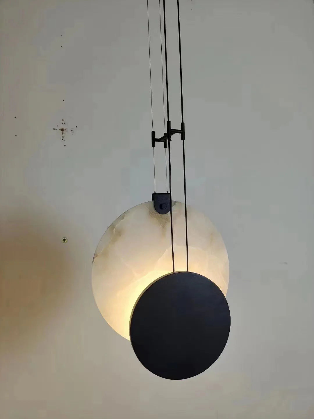 Black Paint Iron Disc Marble Pendant Lamp - Nuvé