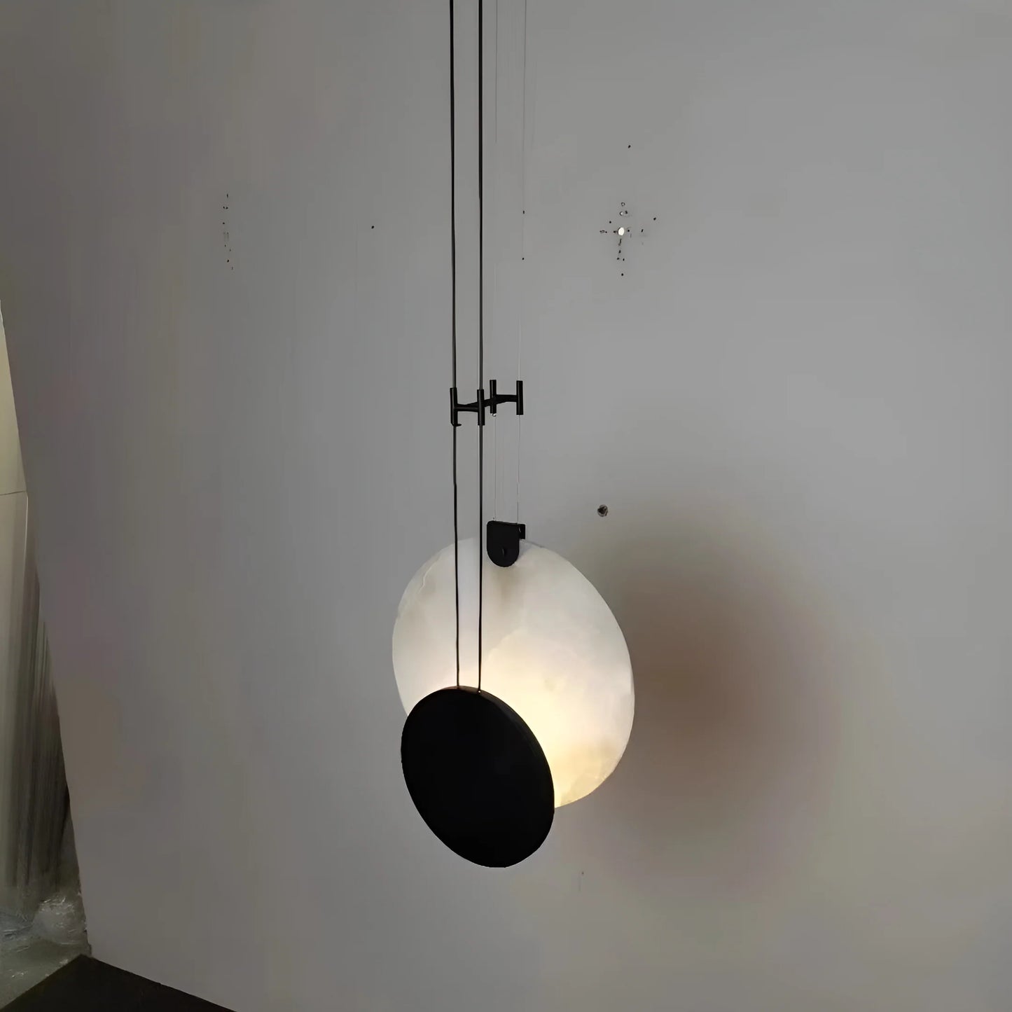Black Paint Iron Disc Marble Pendant Lamp - Nuvé