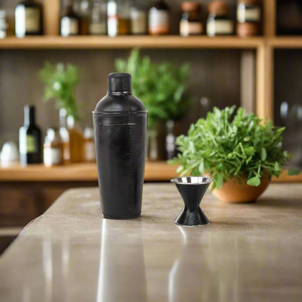 Coctelera | Leather Cocktail Shaker + Jigger - Nuvé