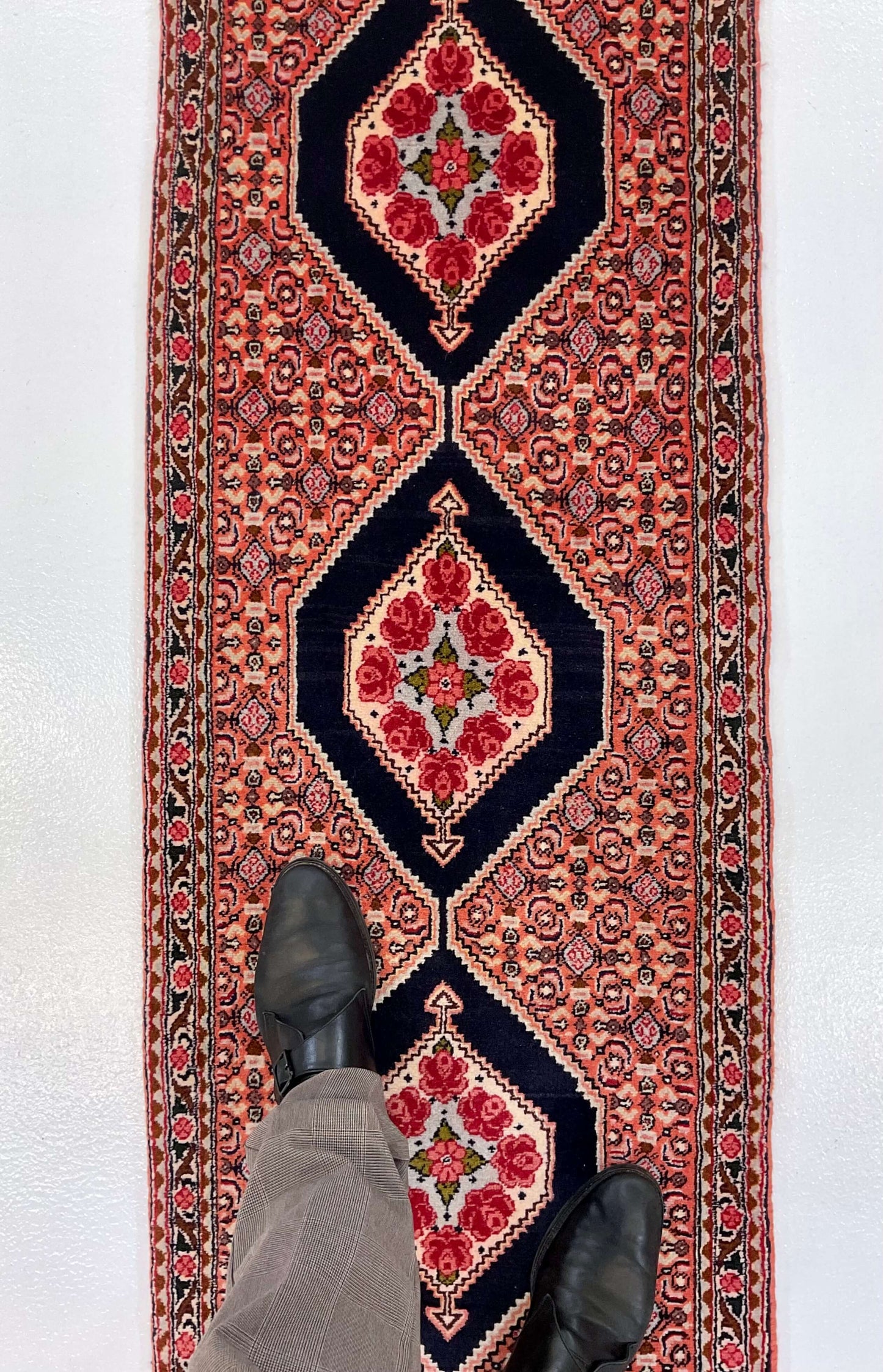 Persian Bijar (1'10"x8'08") rose/indigo - Nuvé