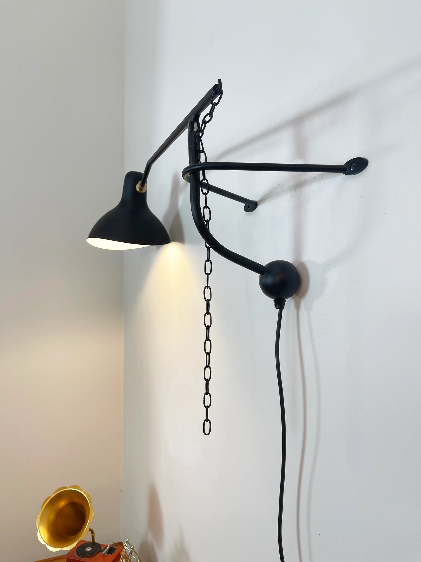 Spiral Mantis Arm Wall Lamp - Nuvé
