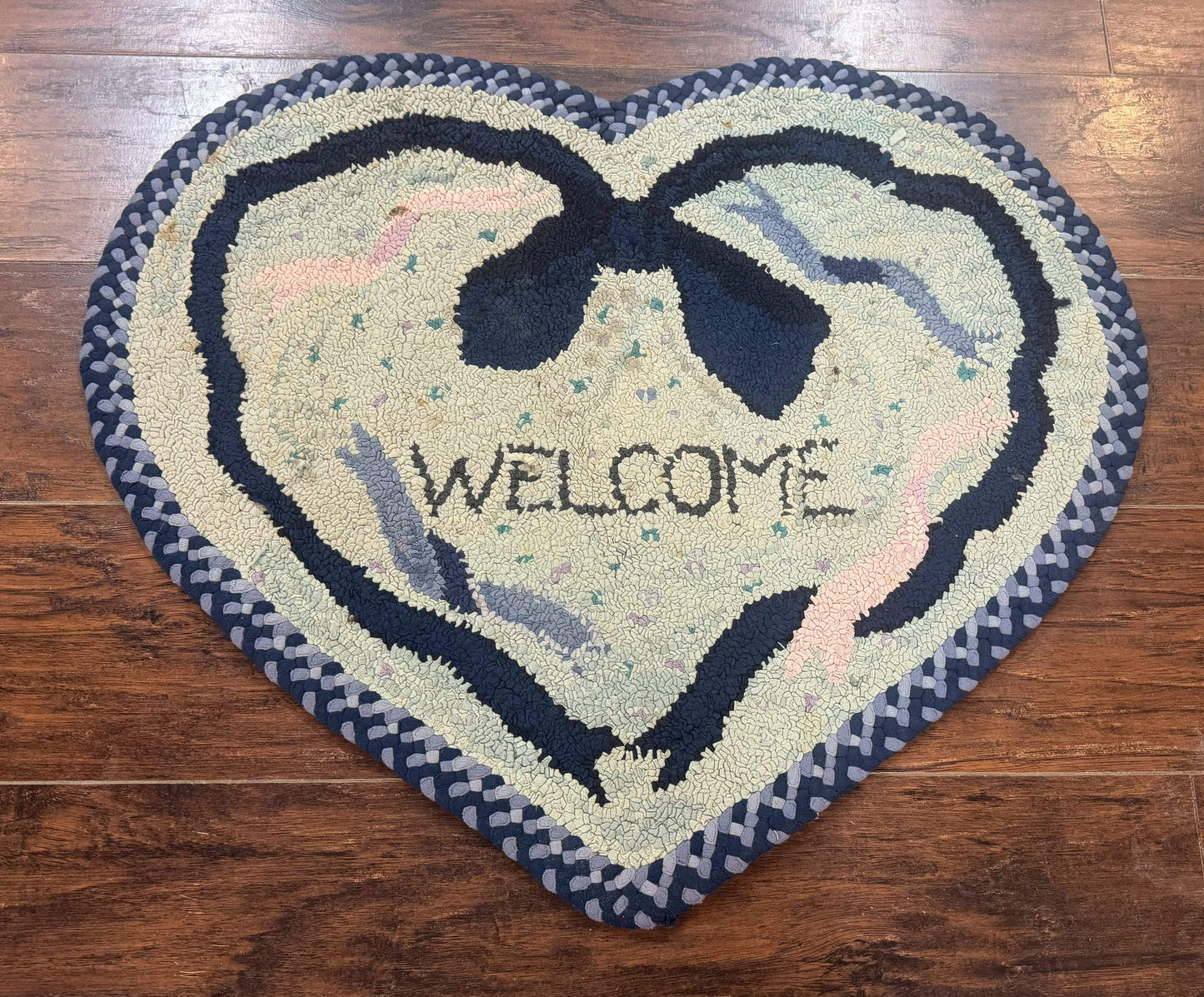 Small American Hooked Rug, Vintage Welcome Mat, Heart Shaped, Ivory and Blue - Nuvé