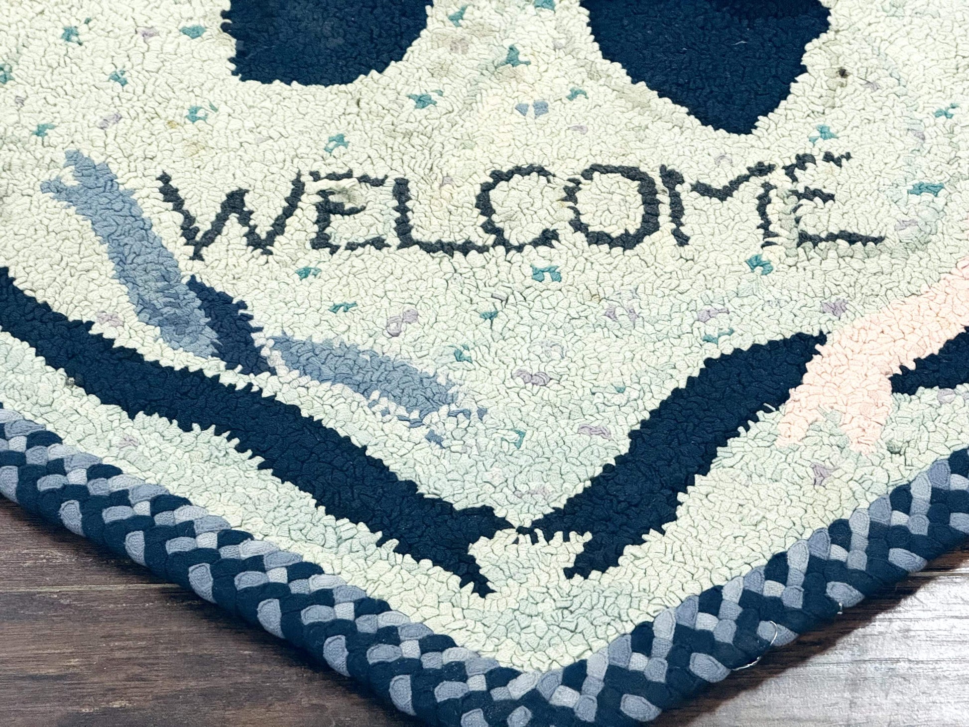 Small American Hooked Rug, Vintage Welcome Mat, Heart Shaped, Ivory and Blue - Nuvé