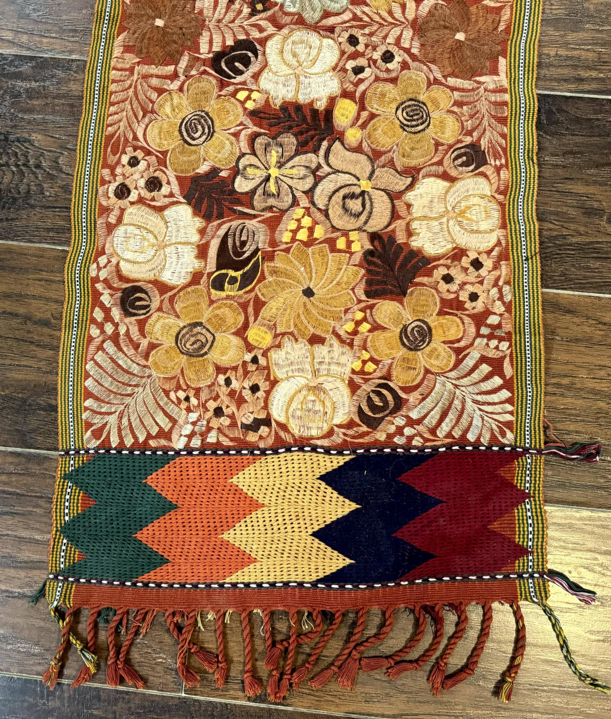 Vintage Table Runner 1.5 x 7.5, Floral - Nuvé