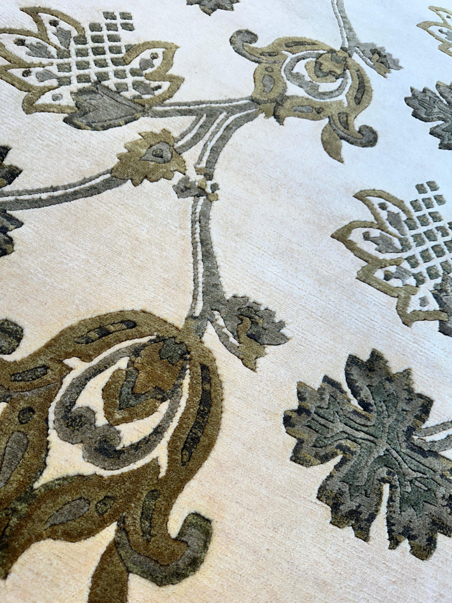 Hand-Knotted Indian Rug - 7'11" x 9'9" - Wool - Floral Pattern - Elegant Beige and Green Design - Nuvé
