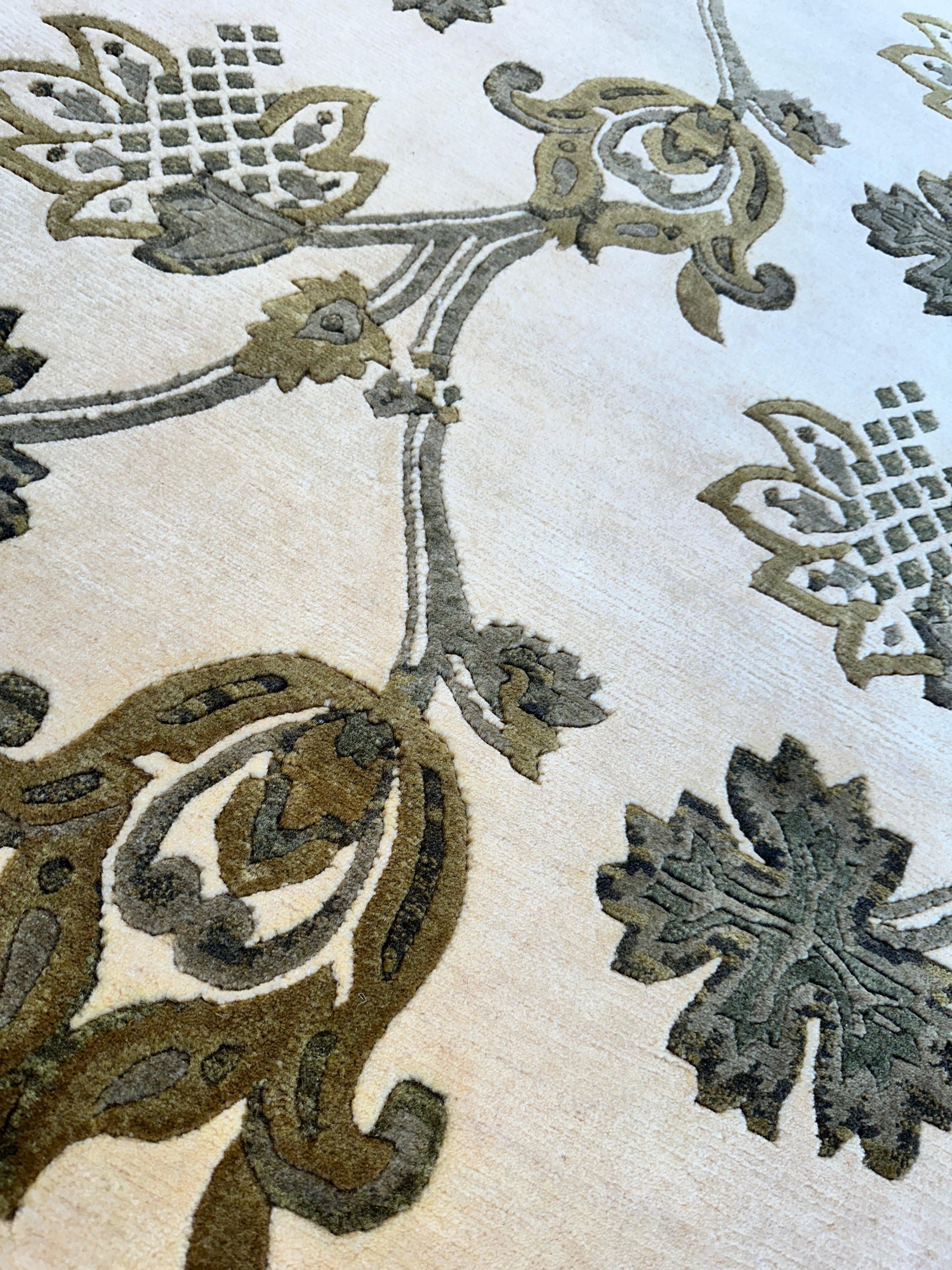 Hand-Knotted Indian Rug - 7'11" x 9'9" - Wool - Floral Pattern - Elegant Beige and Green Design - Nuvé