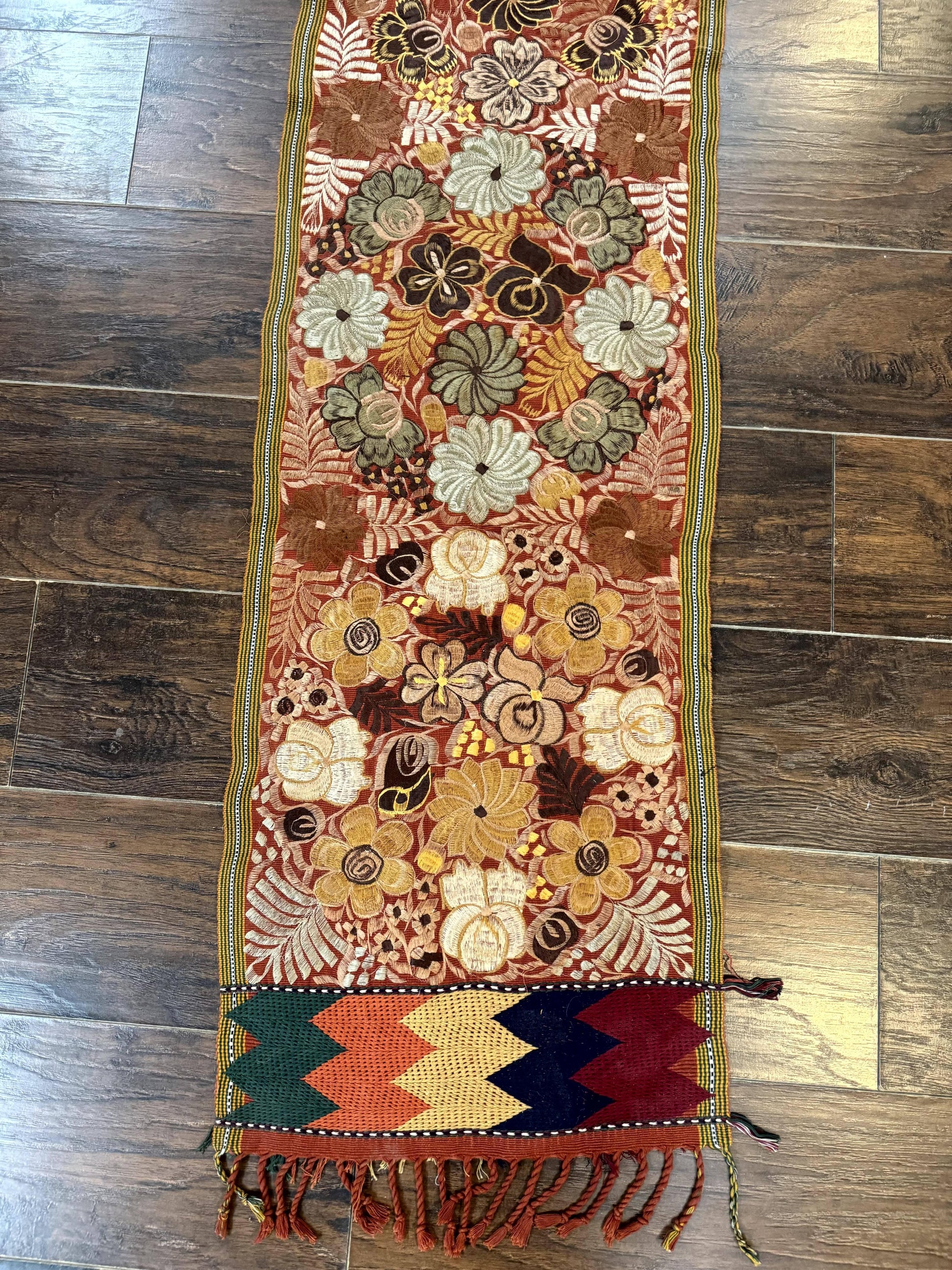 Vintage Table Runner 1.5 x 7.5, Floral - Nuvé