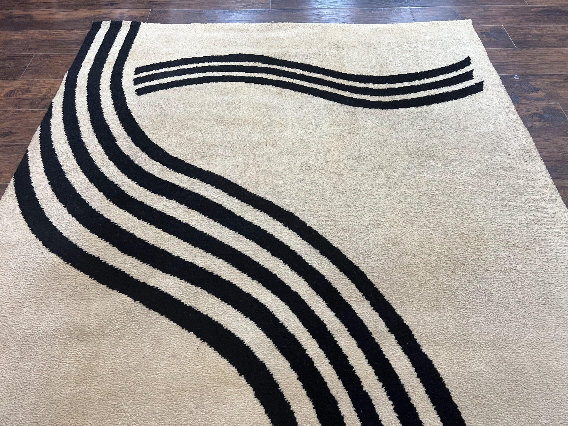 Modern Rug 6x9, Cream and Black, Abstract Pattern - Nuvé
