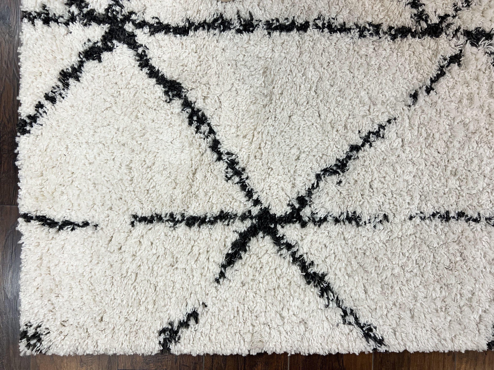 Modern Shag Rug 5x7, Ivory and Black Area Rug 5 x 7 ft - Nuvé