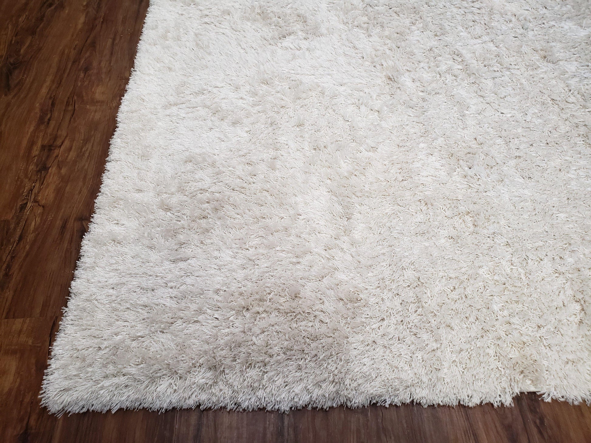 Safavieh Shag Rug 5x8, Pearl White Color, Isaac Mizrachi Shag Collection 5x7 Carpet, High Pile Soft Fluffly Bedroom Rug, Living Room Rug - Nuvé