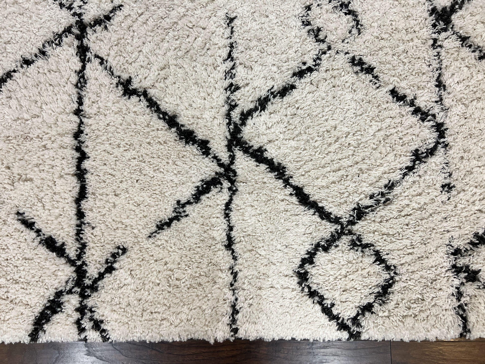 Modern Shag Rug 5x7, Ivory and Black Area Rug 5 x 7 ft - Nuvé