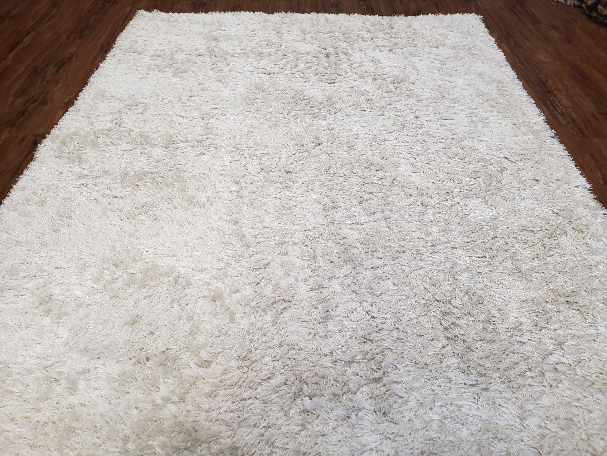 Safavieh Shag Rug 5x8, Pearl White Color, Isaac Mizrachi Shag Collection 5x7 Carpet, High Pile Soft Fluffly Bedroom Rug, Living Room Rug - Nuvé