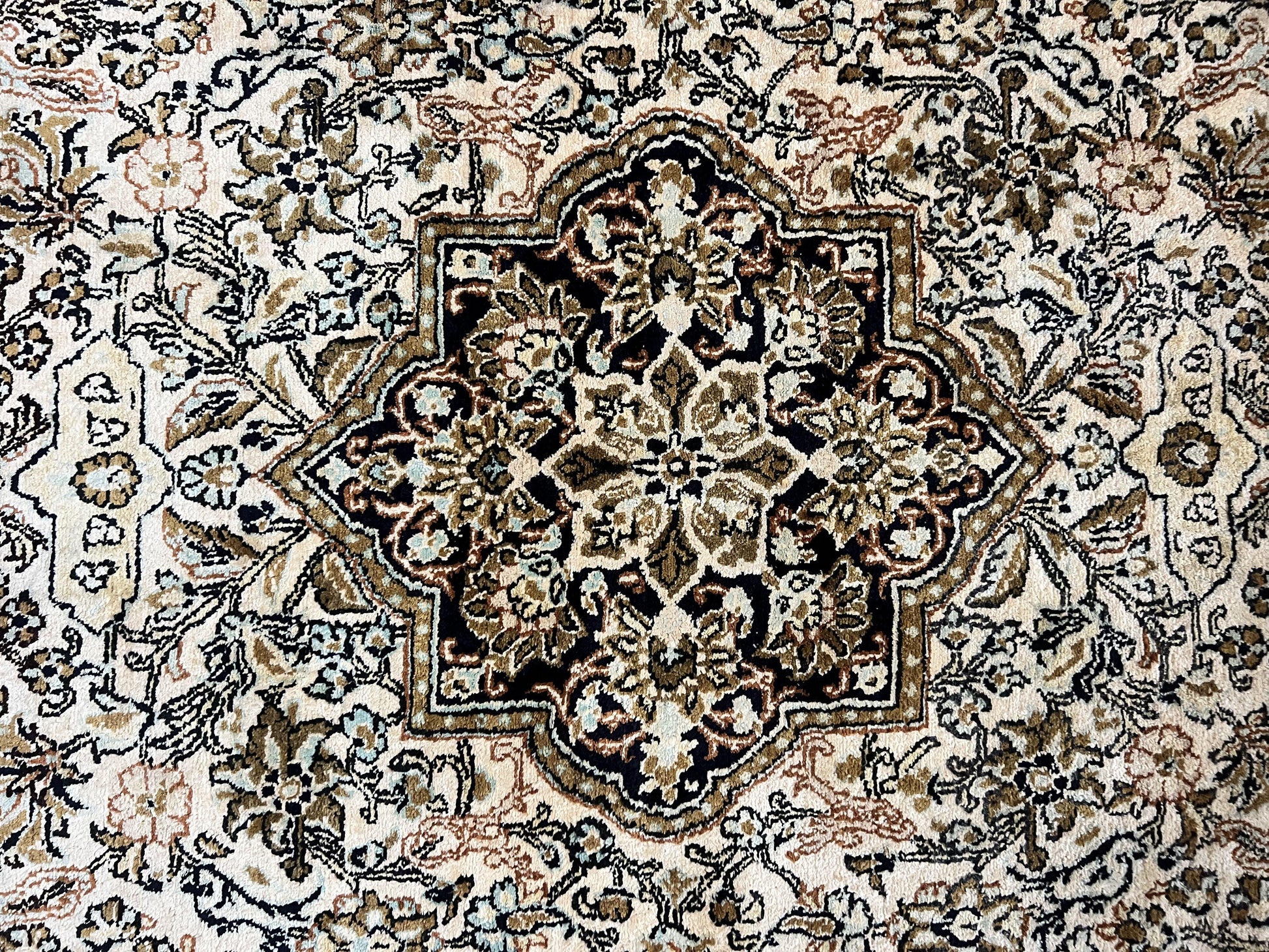 Persian Qum Silk Rug 3.5 x 5.5, Floral Medallion, Very Fine 350 KPSI, Handmade Silk on Silk Rug, Vintage - Nuvé