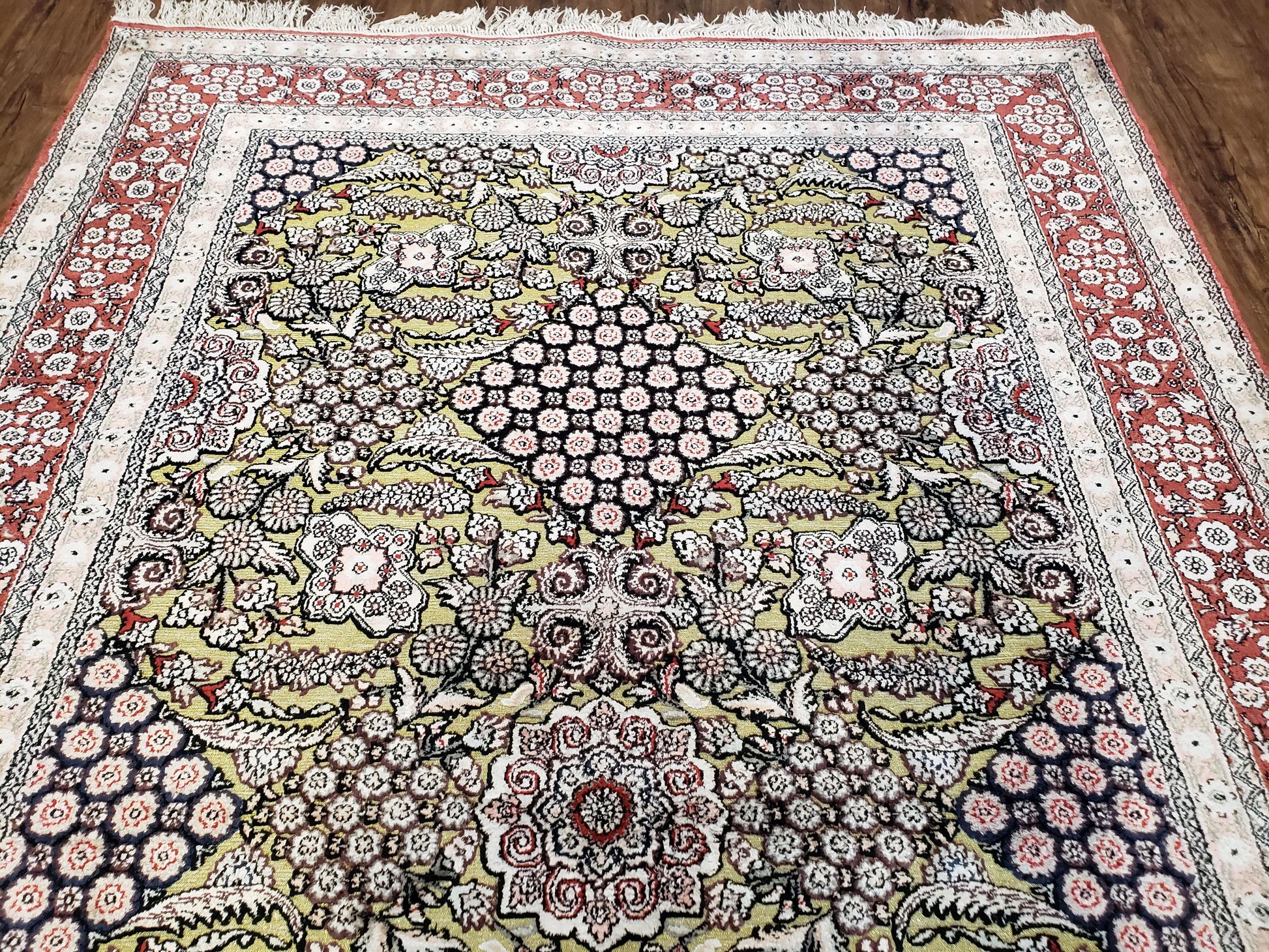 5x8 Indian Kashmiri Silk Rug with Gold Threads - Nuvé