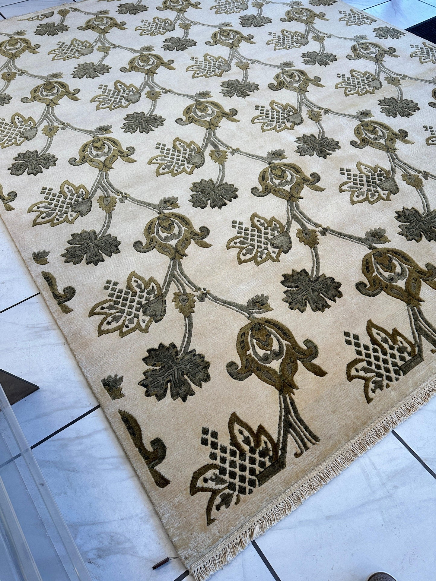 Hand-Knotted Indian Rug - 7'11" x 9'9" - Wool - Floral Pattern - Elegant Beige and Green Design - Nuvé