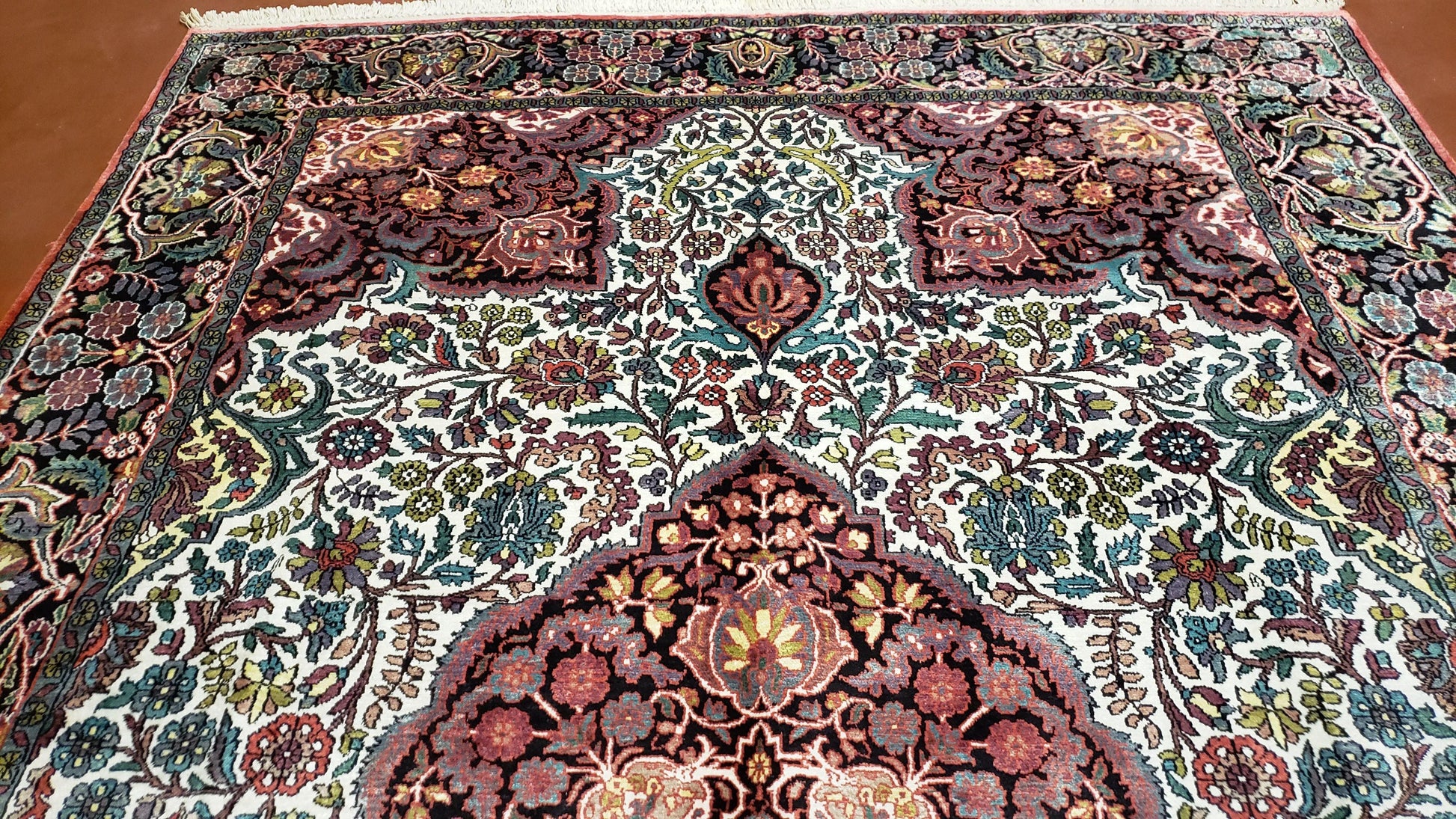 Indian Kashmiri Silk Rug 6x10, Ivory, Floral Medallion - Nuvé