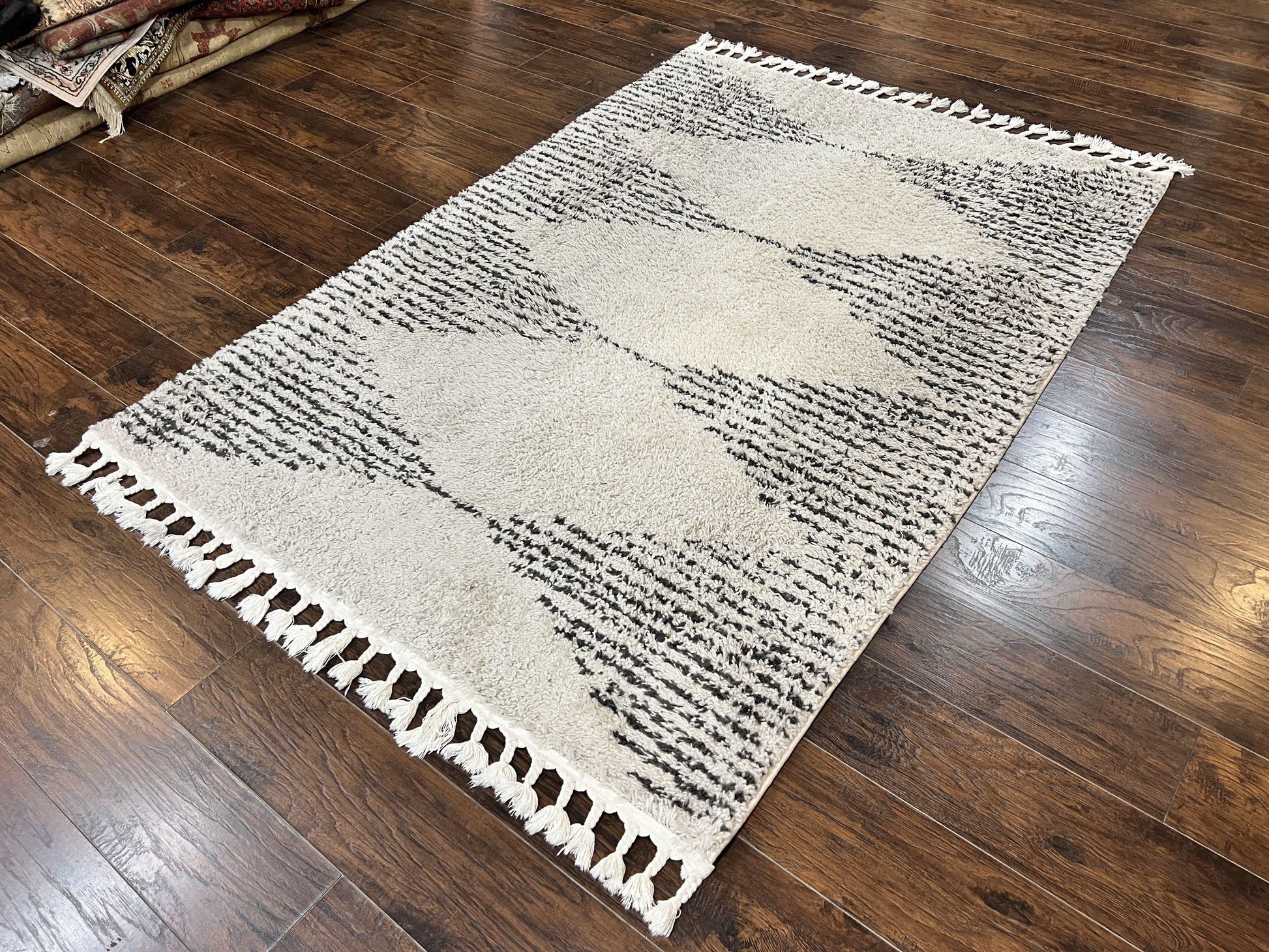Shag Rug 5x8, Off White and Black Modern Contemporary Shag Area Rug, Moroccan Style Rug 5 x 8 ft, Medium Sized Rug, nuLoom Rug - Nuvé
