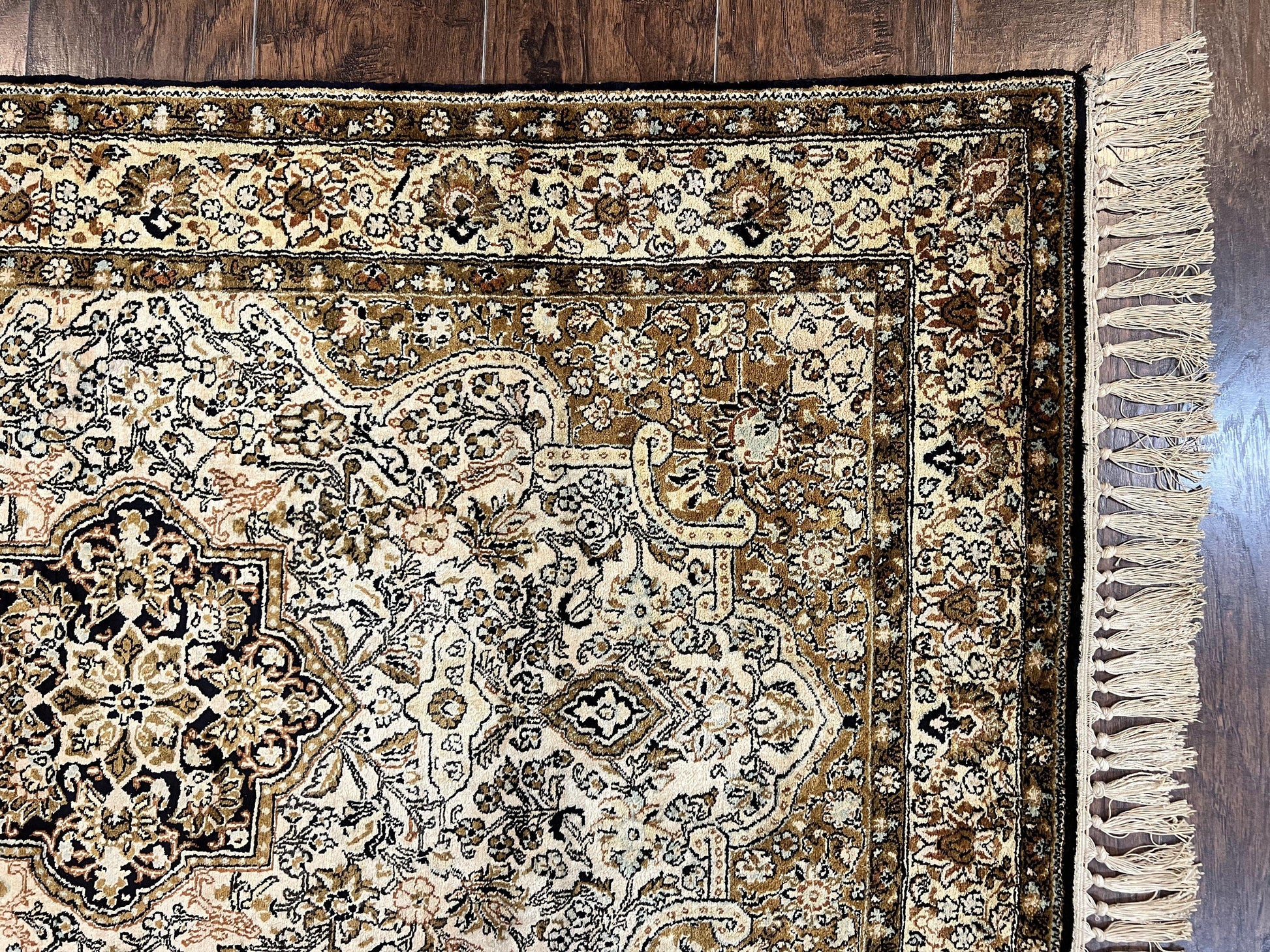 Persian Qum Silk Rug 3.5 x 5.5, Floral Medallion, Very Fine 350 KPSI, Handmade Silk on Silk Rug, Vintage - Nuvé