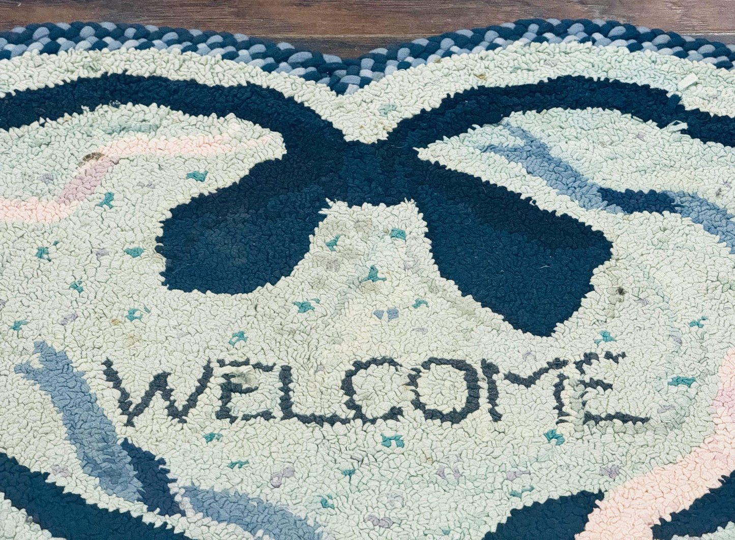 Small American Hooked Rug, Vintage Welcome Mat, Heart Shaped, Ivory and Blue - Nuvé