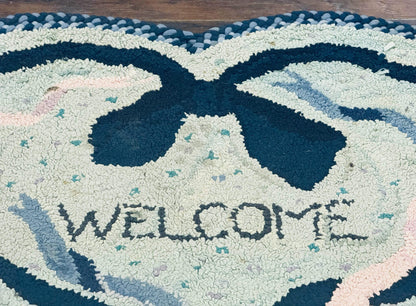 Small American Hooked Rug, Vintage Welcome Mat, Heart Shaped, Ivory and Blue - Nuvé