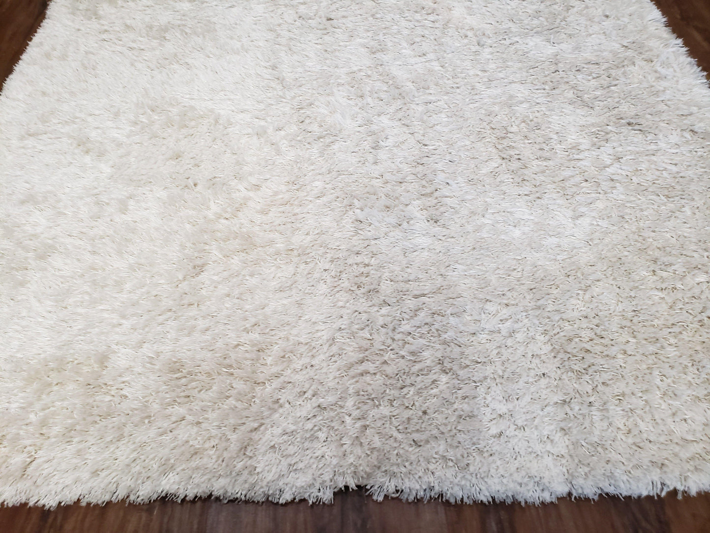 Safavieh Shag Rug 5x8, Pearl White Color, Isaac Mizrachi Shag Collection 5x7 Carpet, High Pile Soft Fluffly Bedroom Rug, Living Room Rug - Nuvé