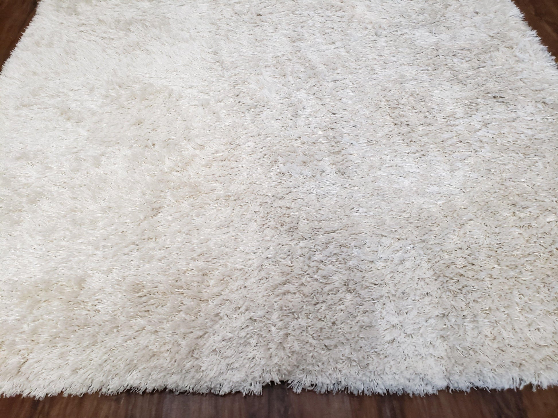 Safavieh Shag Rug 5x8, Pearl White Color, Isaac Mizrachi Shag Collection 5x7 Carpet, High Pile Soft Fluffly Bedroom Rug, Living Room Rug - Nuvé