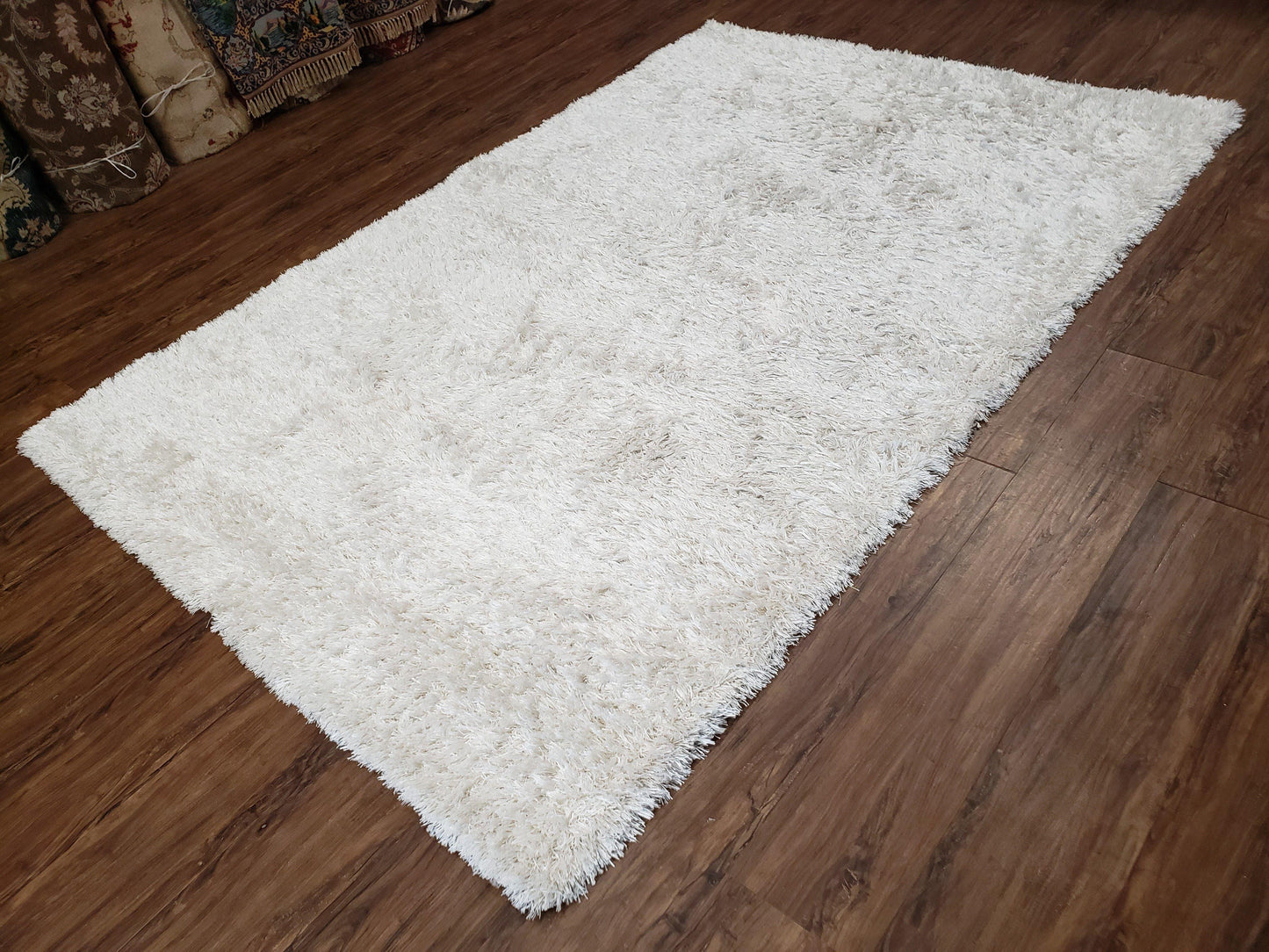 Safavieh Shag Rug 5x8, Pearl White Color, Isaac Mizrachi Shag Collection 5x7 Carpet, High Pile Soft Fluffly Bedroom Rug, Living Room Rug - Nuvé