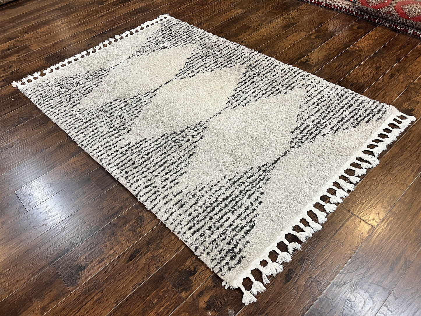 Shag Rug 5x8, Off White and Black Modern Contemporary Shag Area Rug, Moroccan Style Rug 5 x 8 ft, Medium Sized Rug, nuLoom Rug - Nuvé