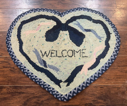 Small American Hooked Rug, Vintage Welcome Mat, Heart Shaped, Ivory and Blue - Nuvé