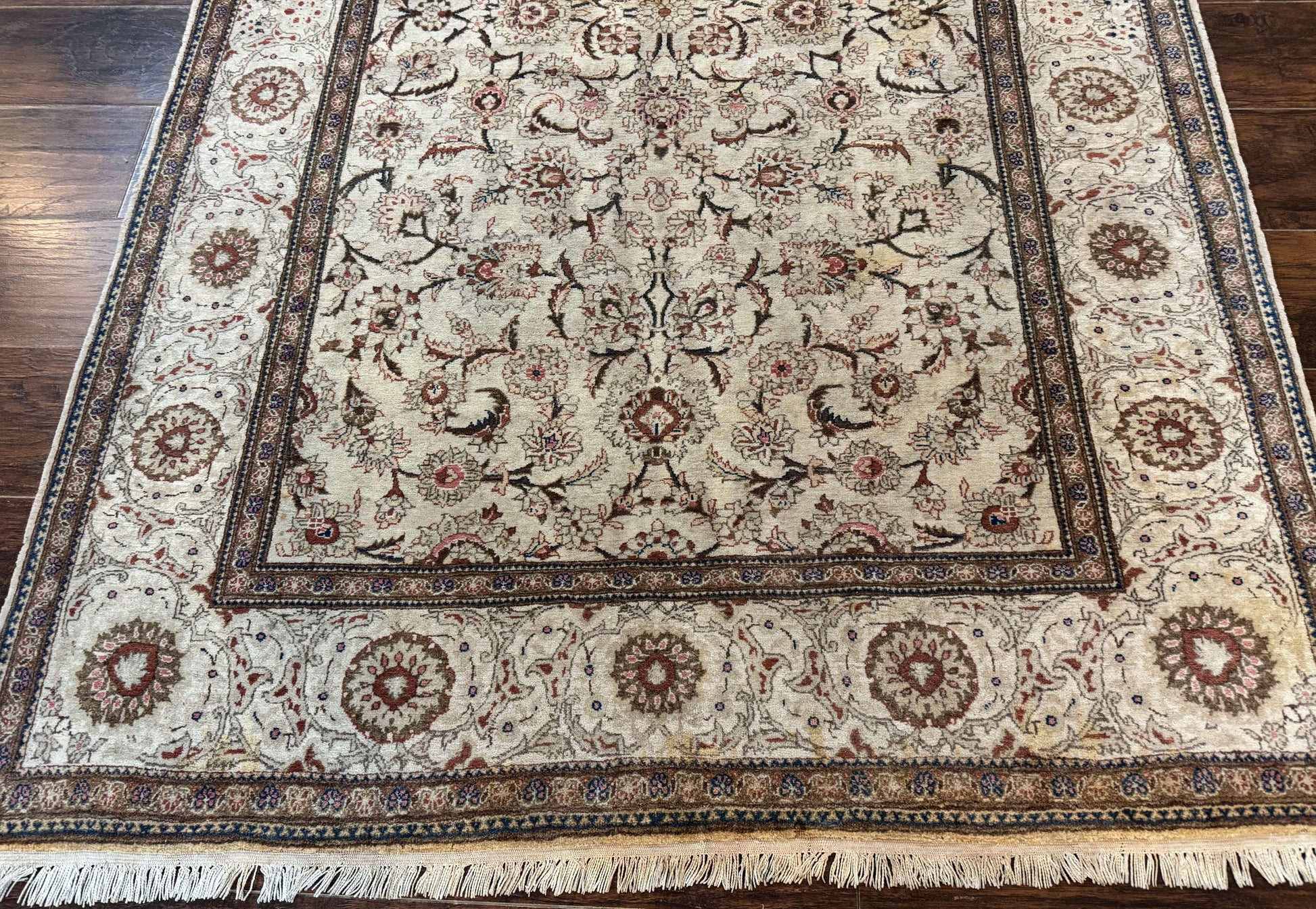Persian Kashan Rug 5x7, Beige, Fine 250 KPSI - Nuvé
