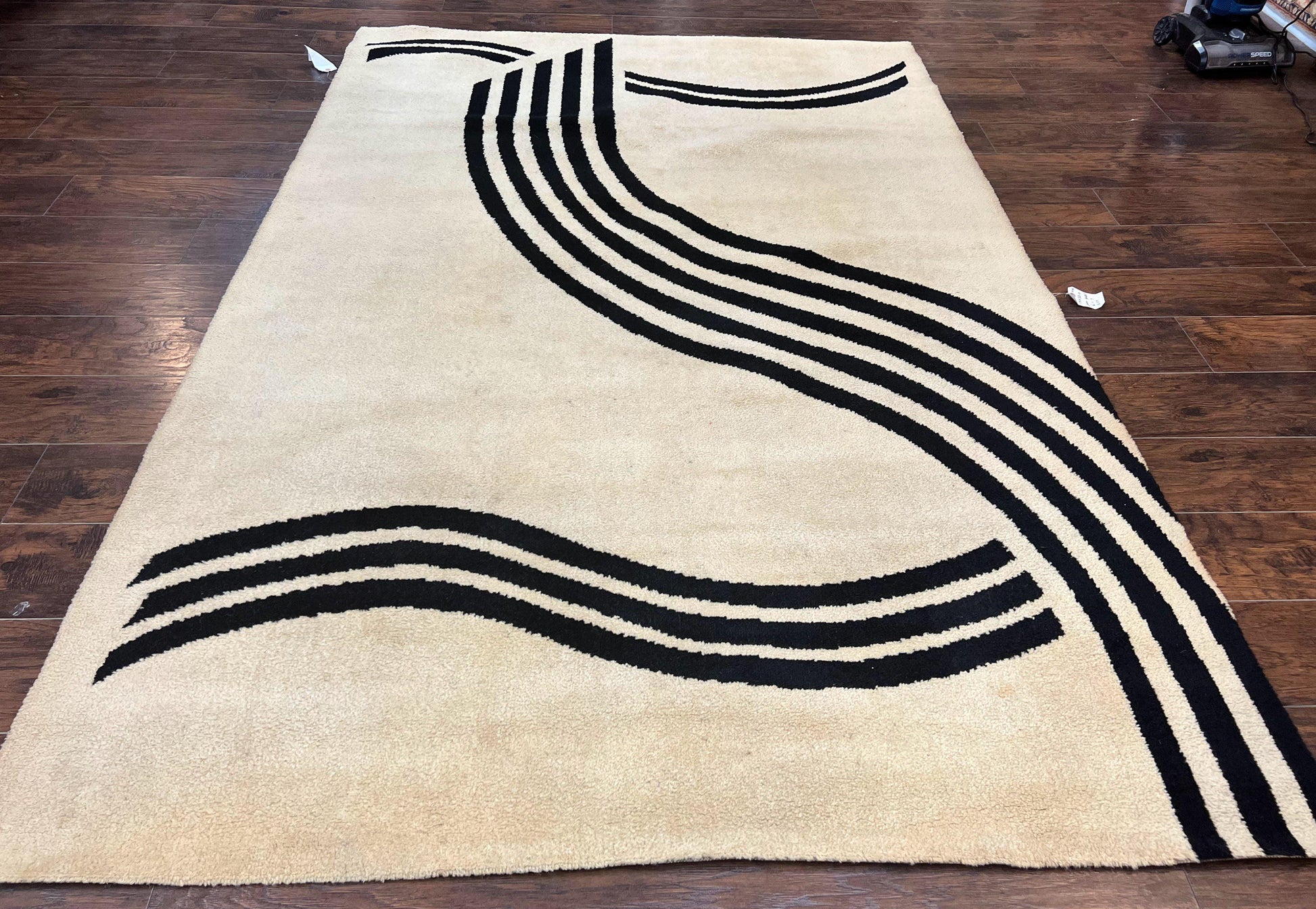 Modern Rug 6x9, Cream and Black, Abstract Pattern - Nuvé