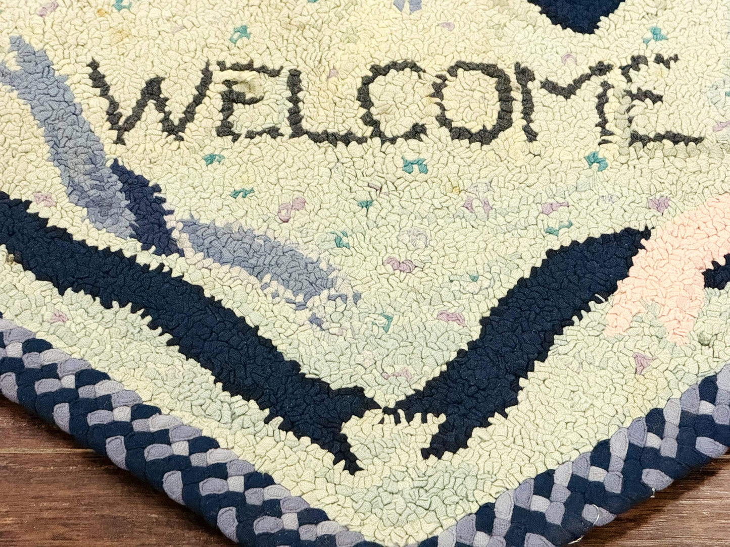 Small American Hooked Rug, Vintage Welcome Mat, Heart Shaped, Ivory and Blue - Nuvé