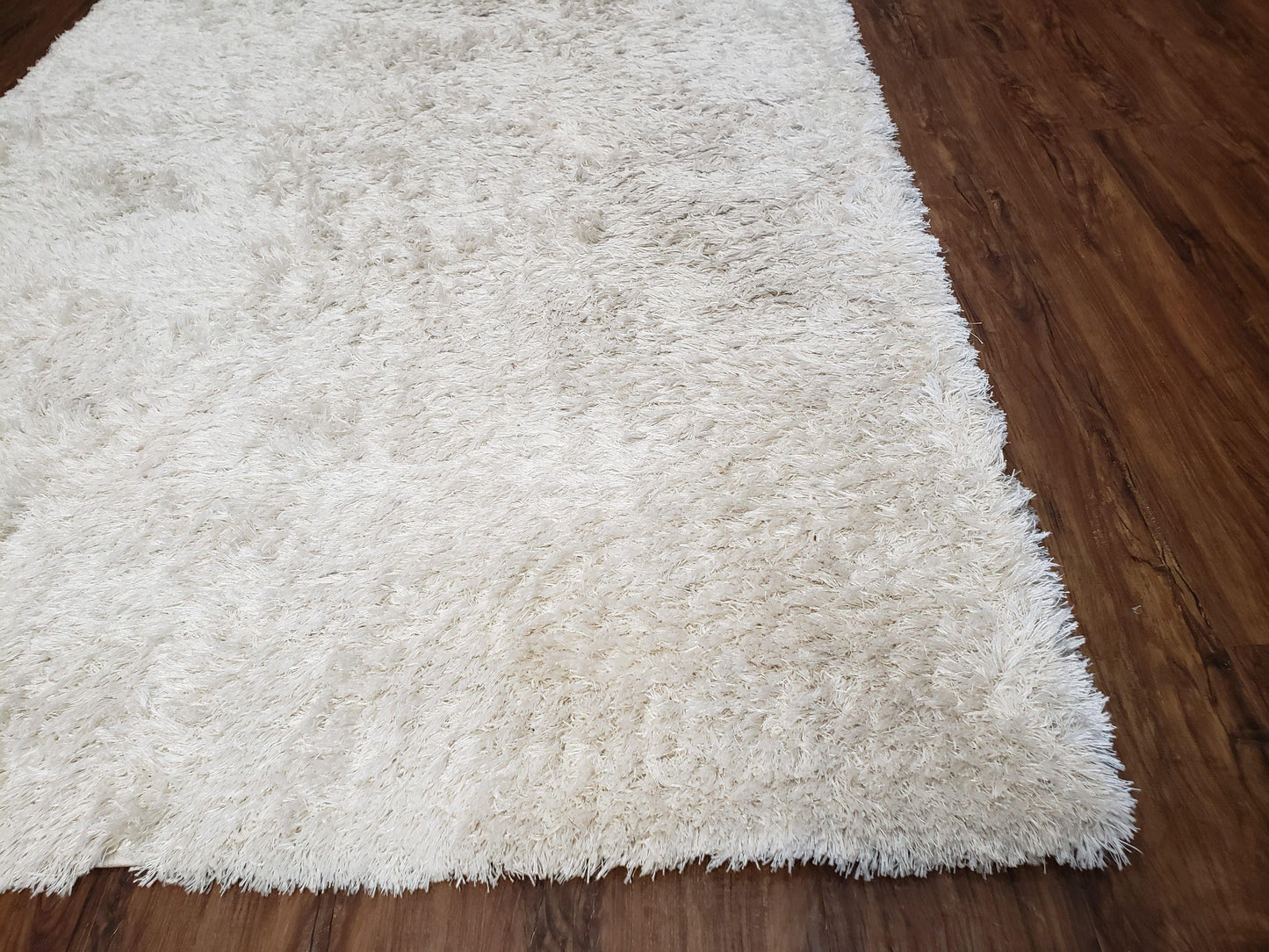 Safavieh Shag Rug 5x8, Pearl White Color, Isaac Mizrachi Shag Collection 5x7 Carpet, High Pile Soft Fluffly Bedroom Rug, Living Room Rug - Nuvé