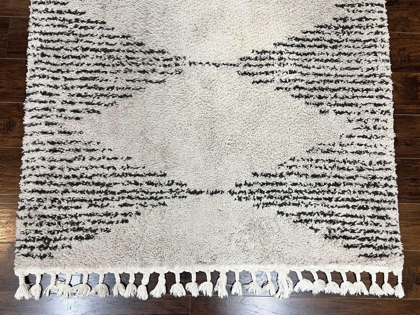 Shag Rug 5x8, Off White and Black Modern Contemporary Shag Area Rug, Moroccan Style Rug 5 x 8 ft, Medium Sized Rug, nuLoom Rug - Nuvé
