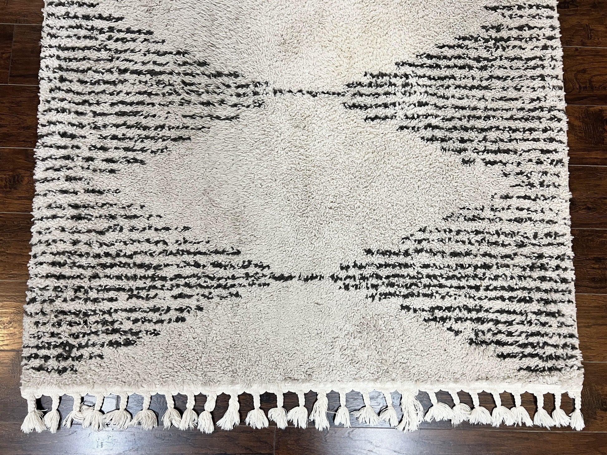 Shag Rug 5x8, Off White and Black Modern Contemporary Shag Area Rug, Moroccan Style Rug 5 x 8 ft, Medium Sized Rug, nuLoom Rug - Nuvé