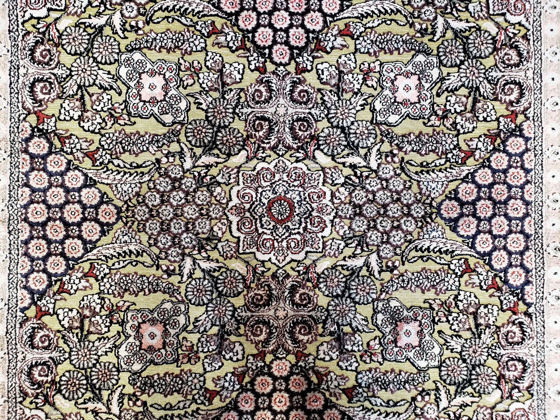 5x8 Indian Kashmiri Silk Rug with Gold Threads - Nuvé