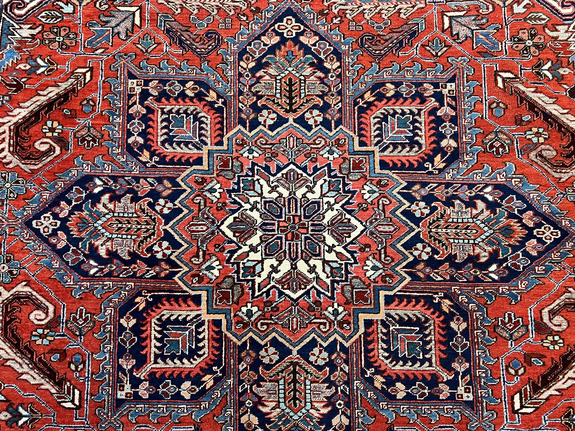 Antique Persian Heriz Rug – 11x16 Palace Size, Geometric Medallion, 1920s - Nuvé