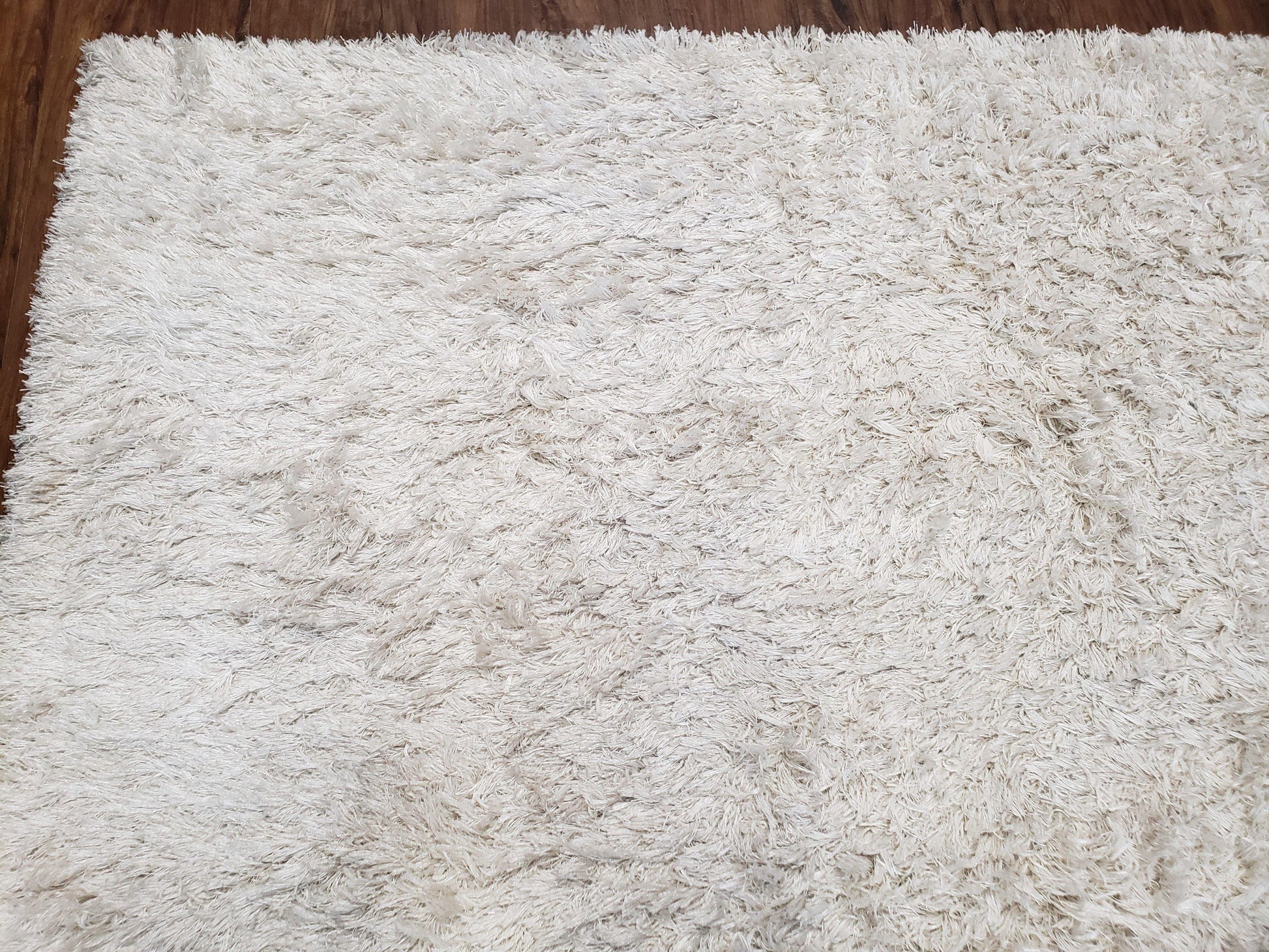 Safavieh Shag Rug 5x8, Pearl White Color, Isaac Mizrachi Shag Collection 5x7 Carpet, High Pile Soft Fluffly Bedroom Rug, Living Room Rug - Nuvé