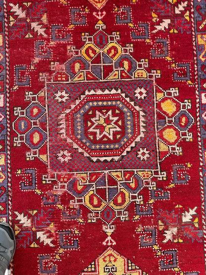 Dezgiri Anatolian Tribal Wool Rug – 5’x8’– Hand-Knotted Red Medallion Rug with Geometric Motifs - Nuvé