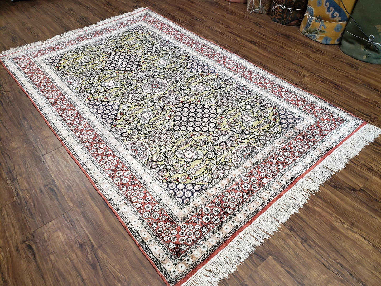 5x8 Indian Kashmiri Silk Rug with Gold Threads - Nuvé