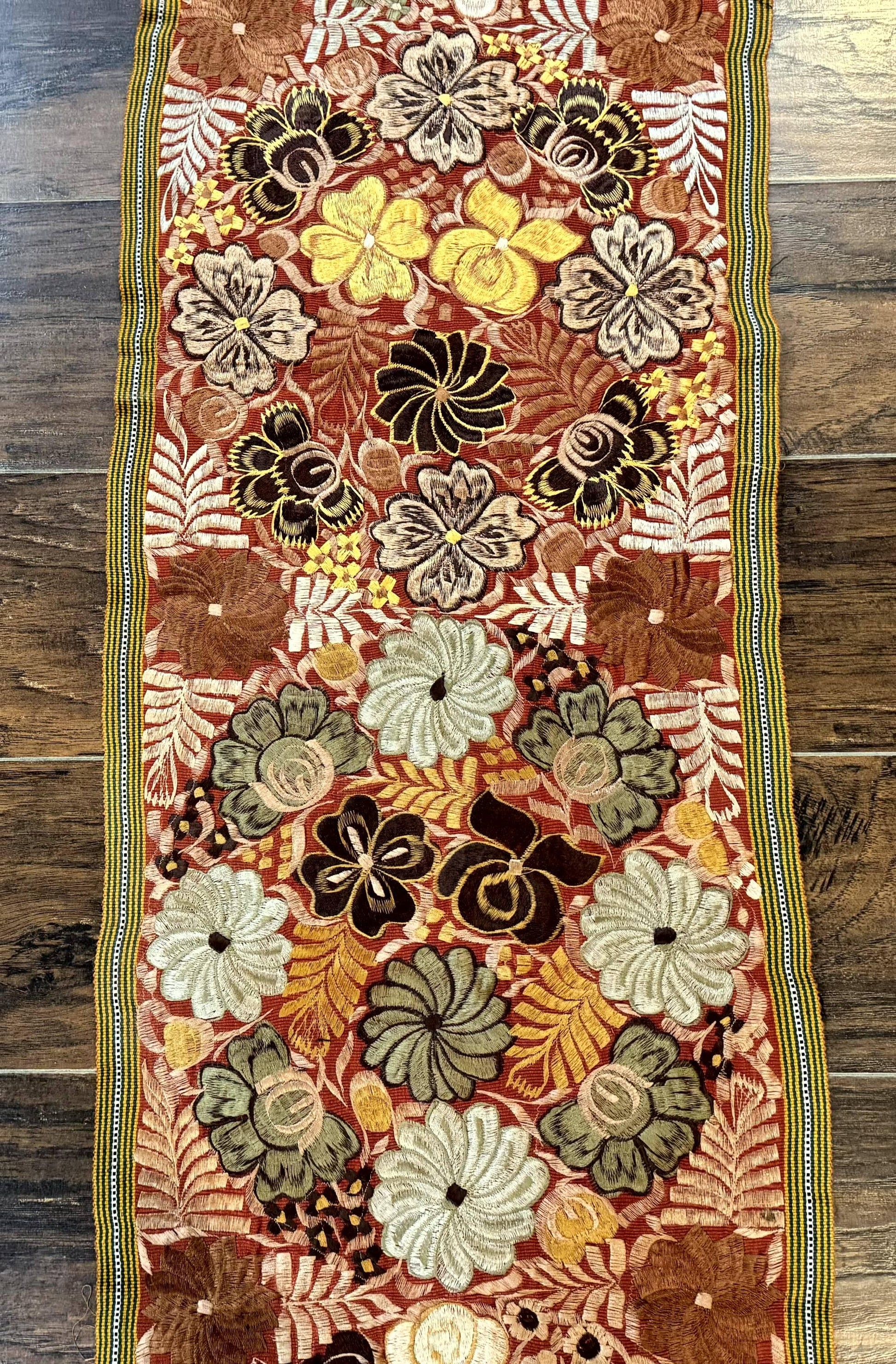 Vintage Table Runner 1.5 x 7.5, Floral - Nuvé
