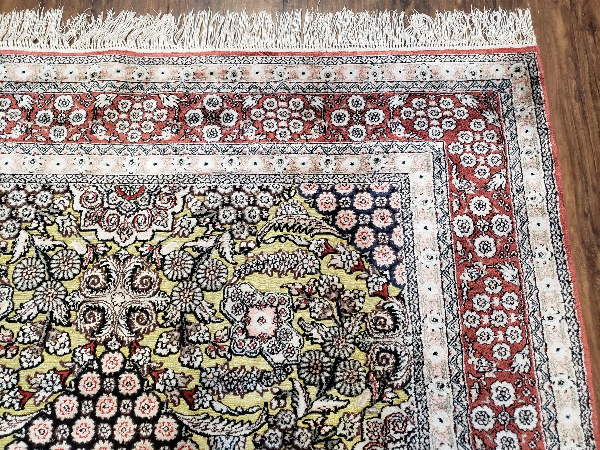5x8 Indian Kashmiri Silk Rug with Gold Threads - Nuvé