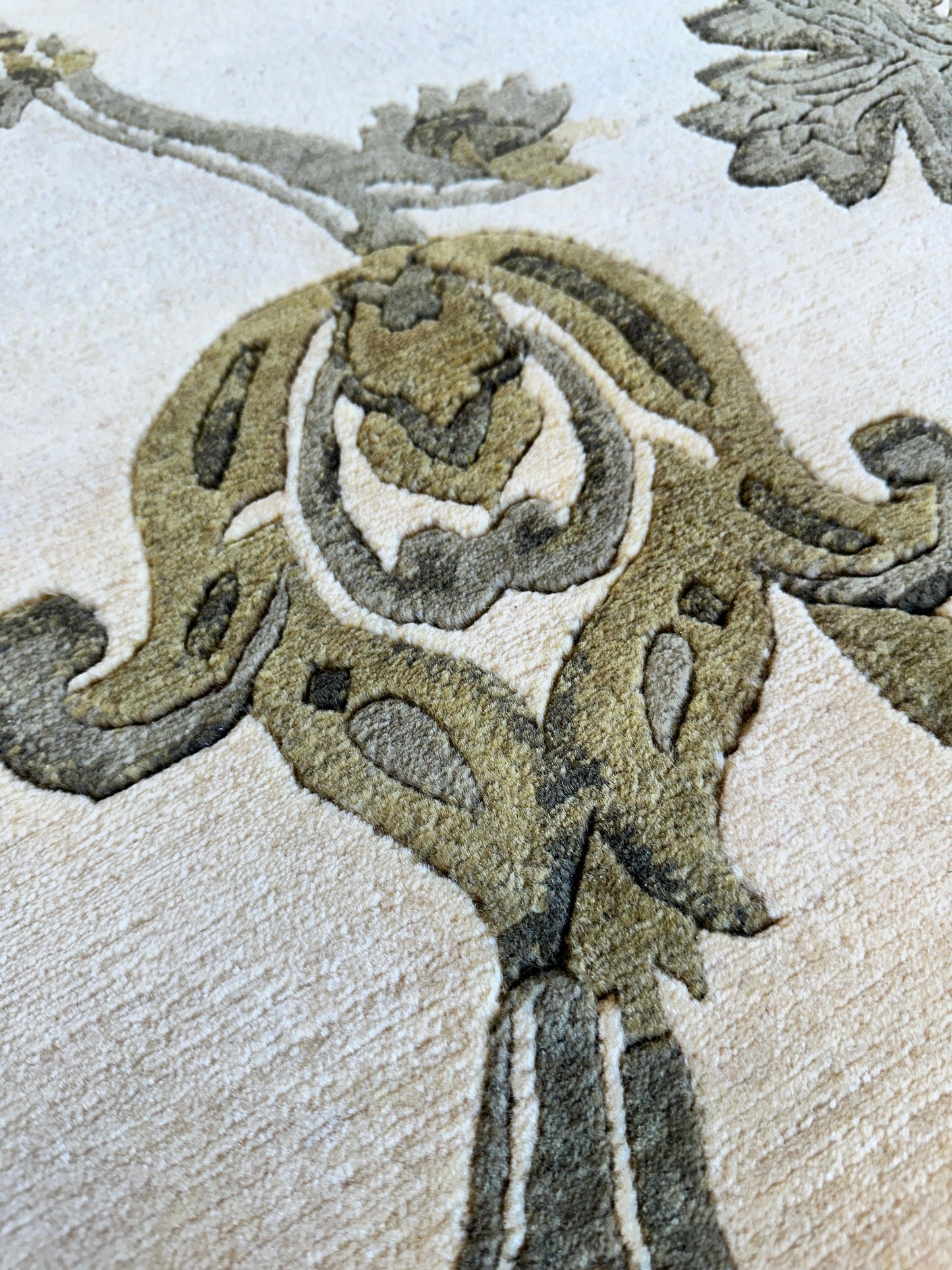 Hand-Knotted Indian Rug - 7'11" x 9'9" - Wool - Floral Pattern - Elegant Beige and Green Design - Nuvé