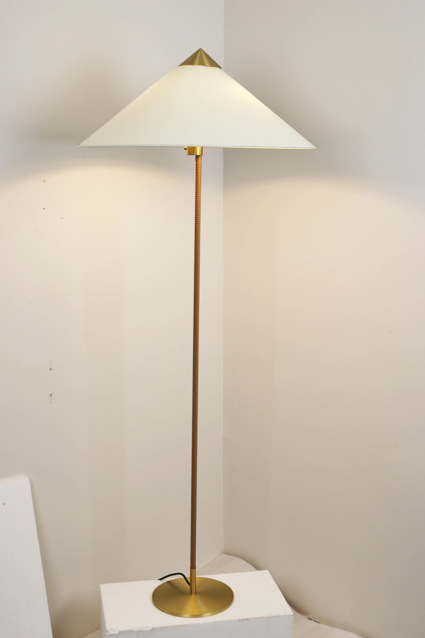 Bamboo Hat Floor Lamp - Nuvé