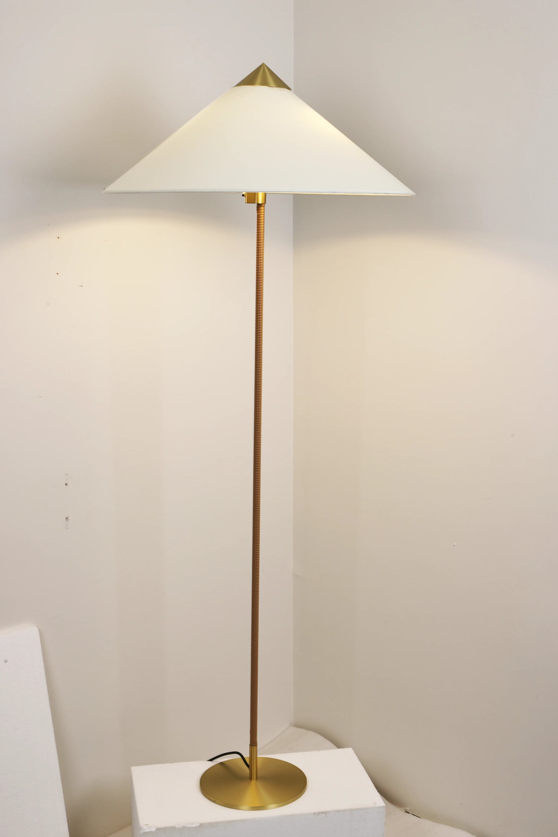 Bamboo Hat Floor Lamp - Nuvé